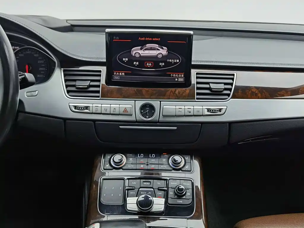 Photo 12 - Audi A8
