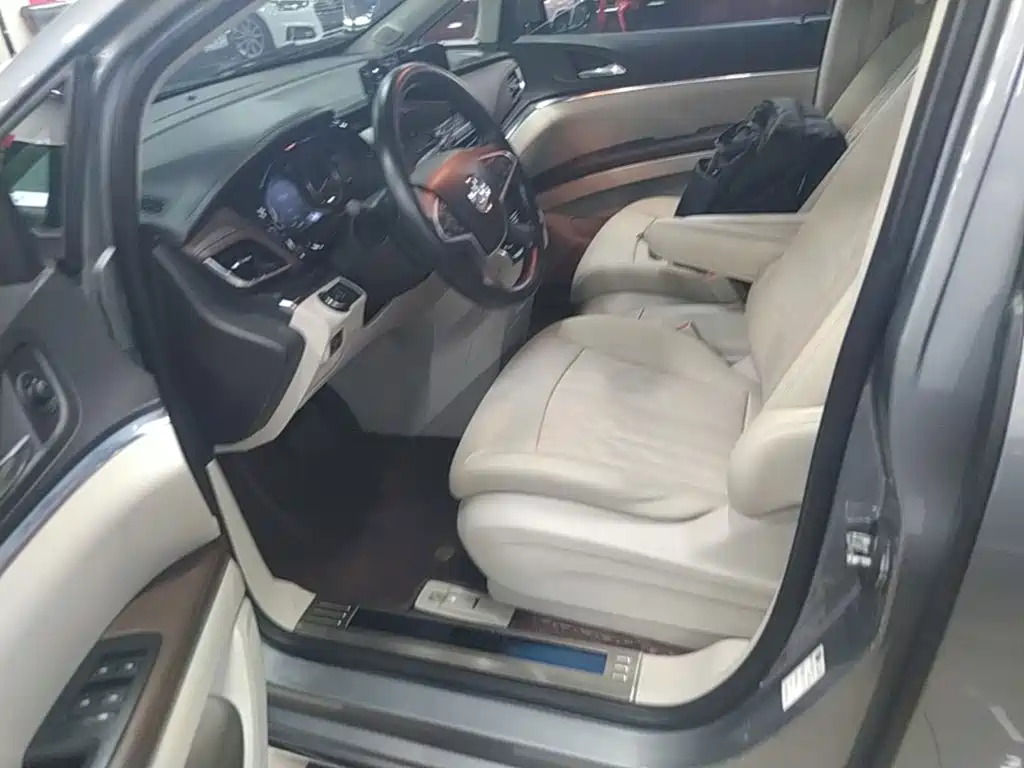 Фото 15 - Buick GL8