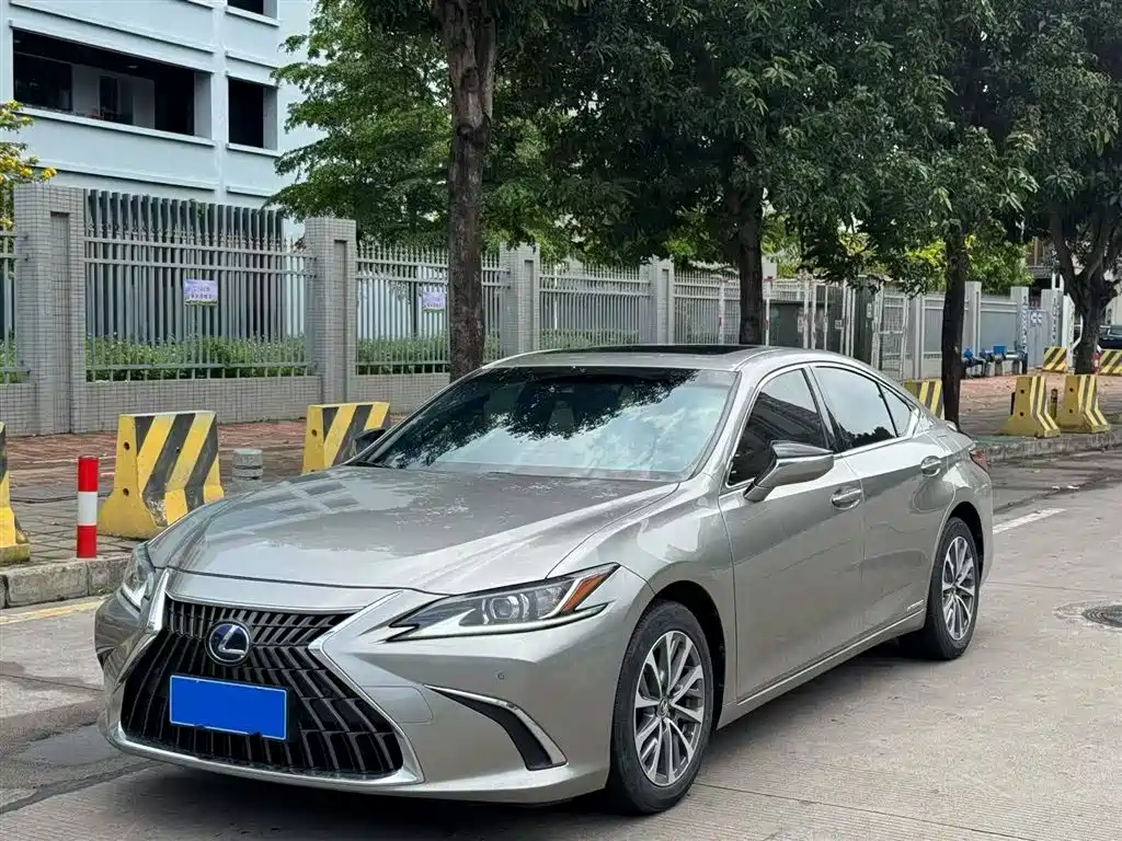 Photo 1 - Lexus ES