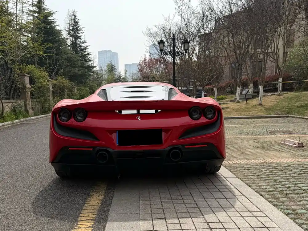 FERRARI F8