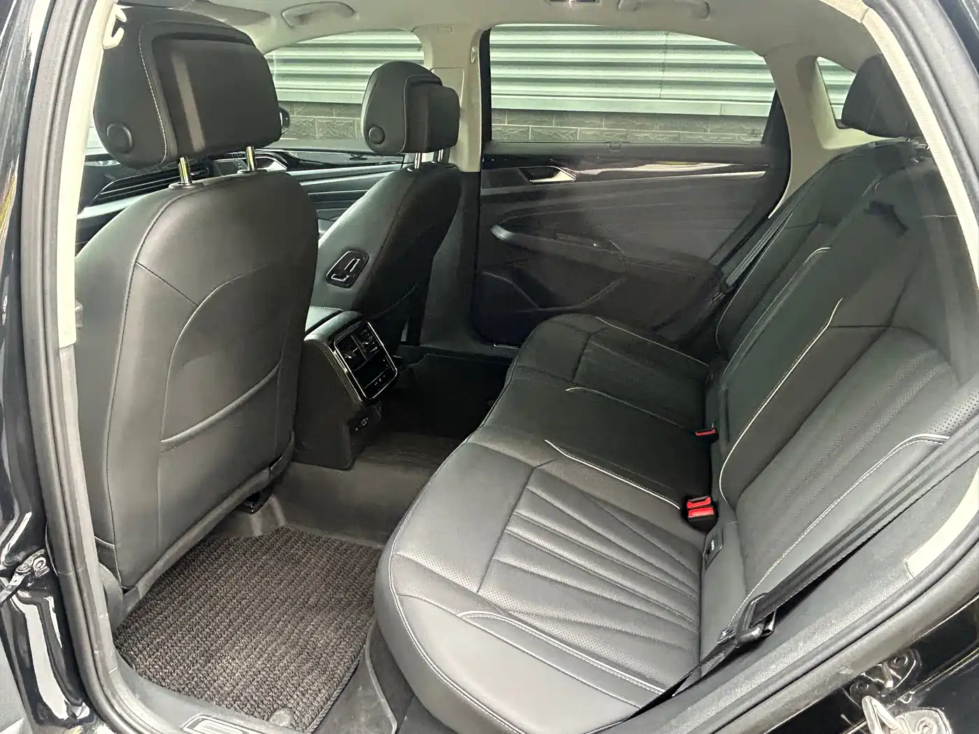 Volkswagen Passat 2024 380TSI Luxury фото 8