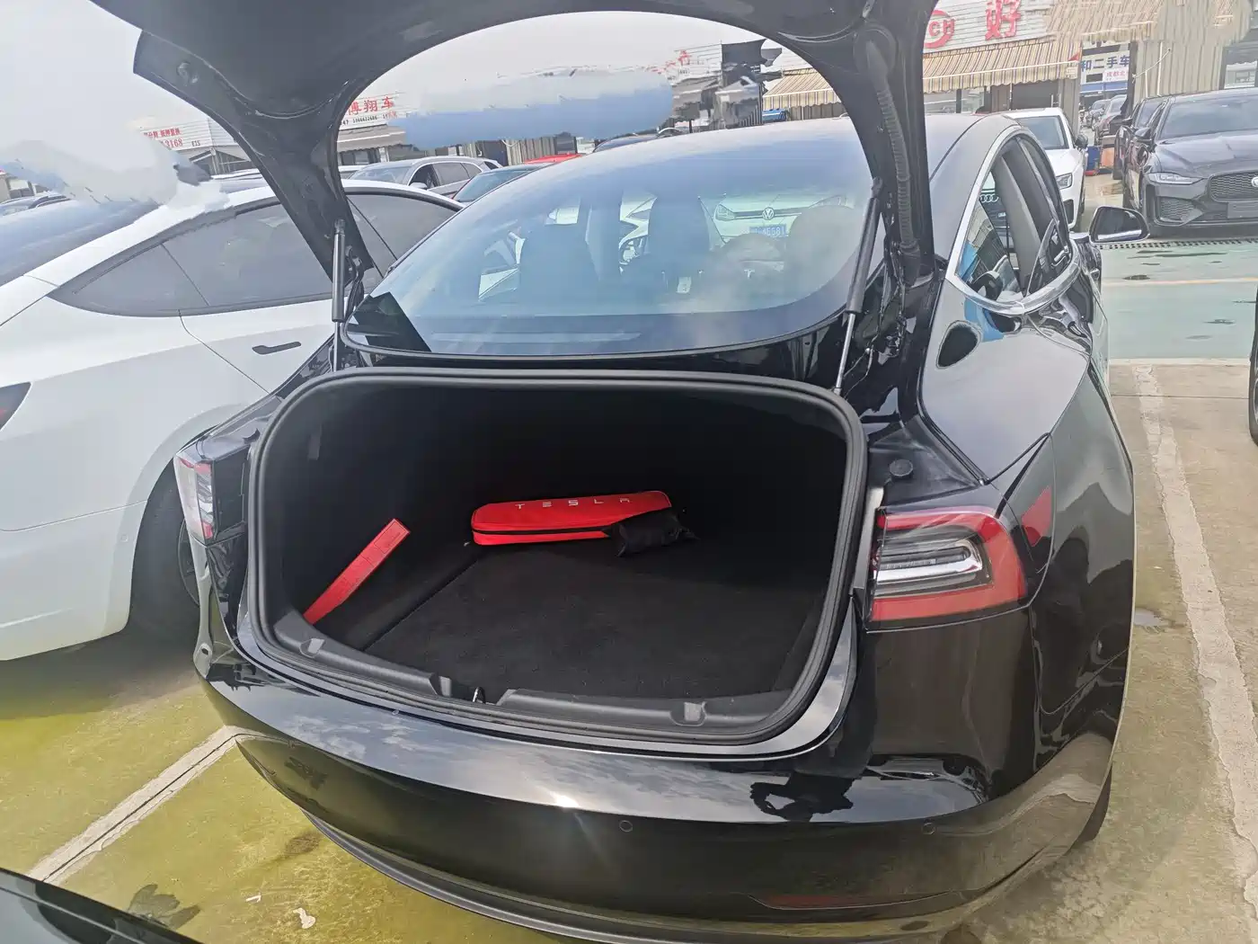 TESLA MODEL 3