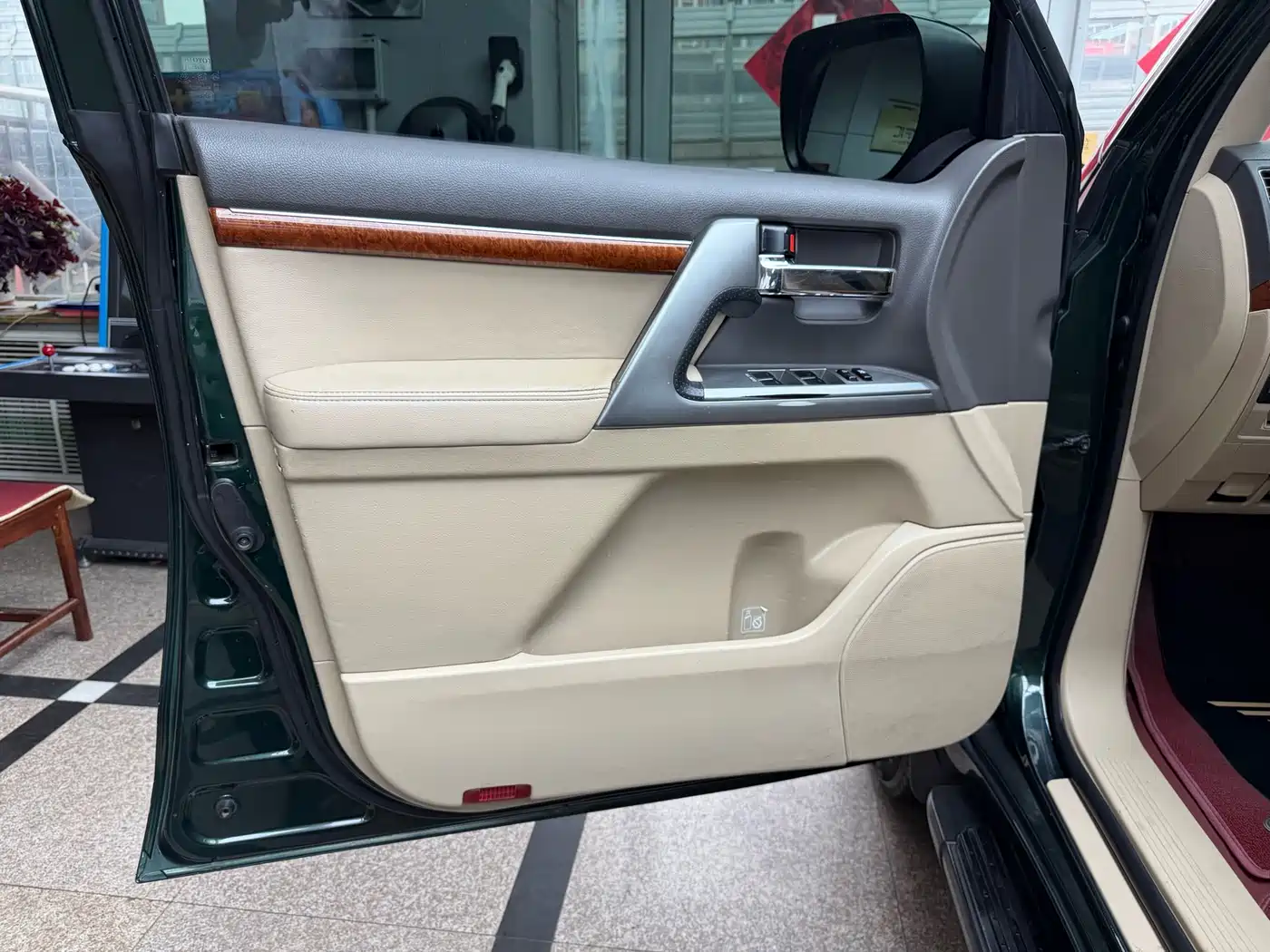 Toyota Land Cruiser 2012 4.6L Automatic VX-R фото 15