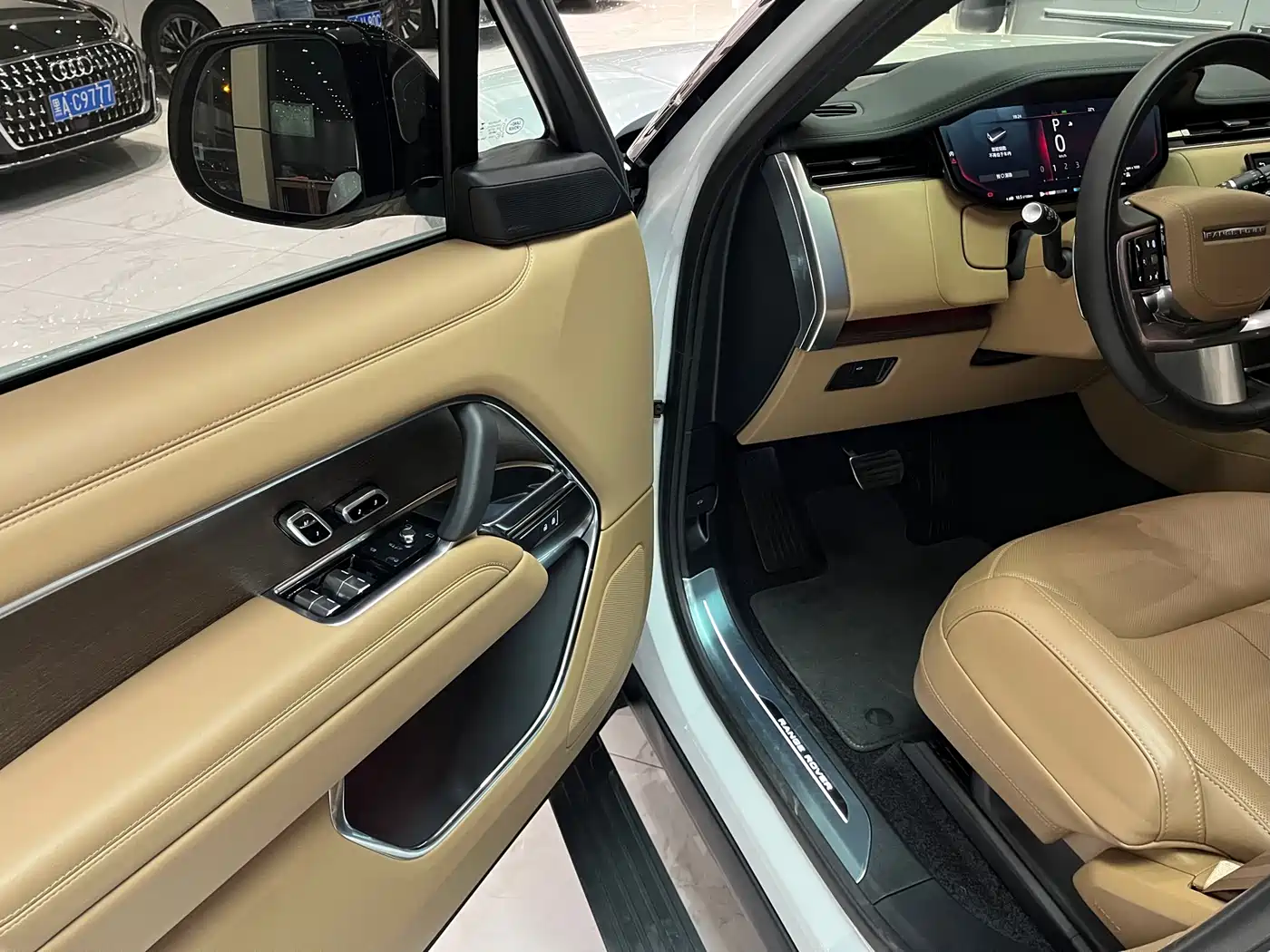 Land Rover Range Rover 2025 3.0 L6 400PS Flourishing Era Extended Wheelbase фото 6