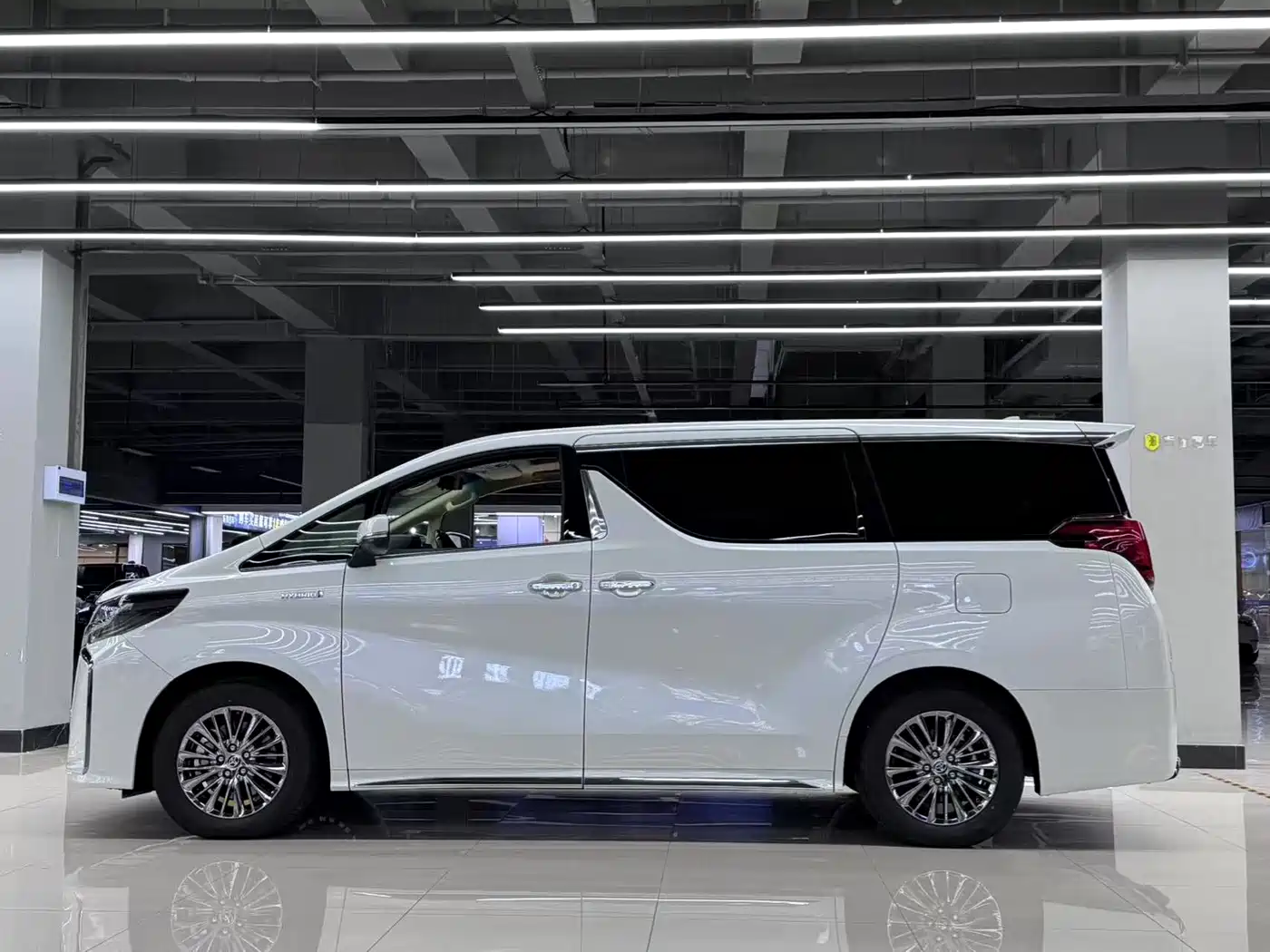 Toyota Alphard 2023 Dual Hybrid 2.5L Ultimate Gold Edition фото 3