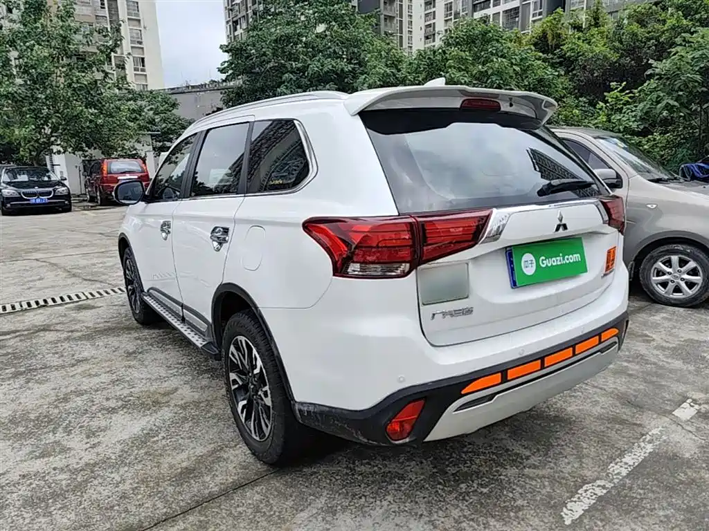 Mitsubishi Outlander 2019 2.4L 4WD Deluxe Edition 7-Seater China VI фото 5