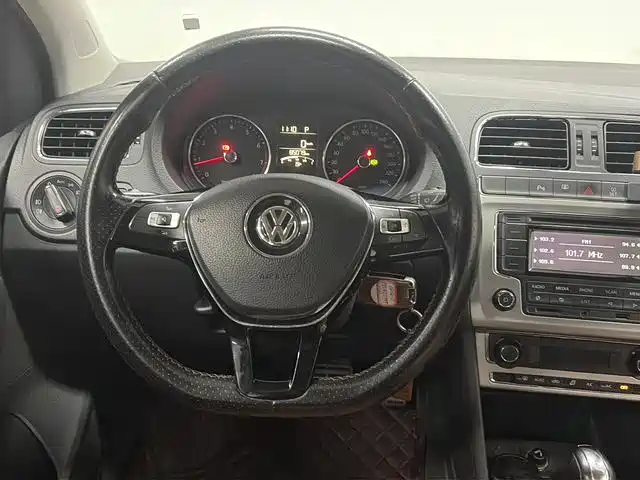 Volkswagen Polo 2014 1.6L Cross Polo Automatic фото 4