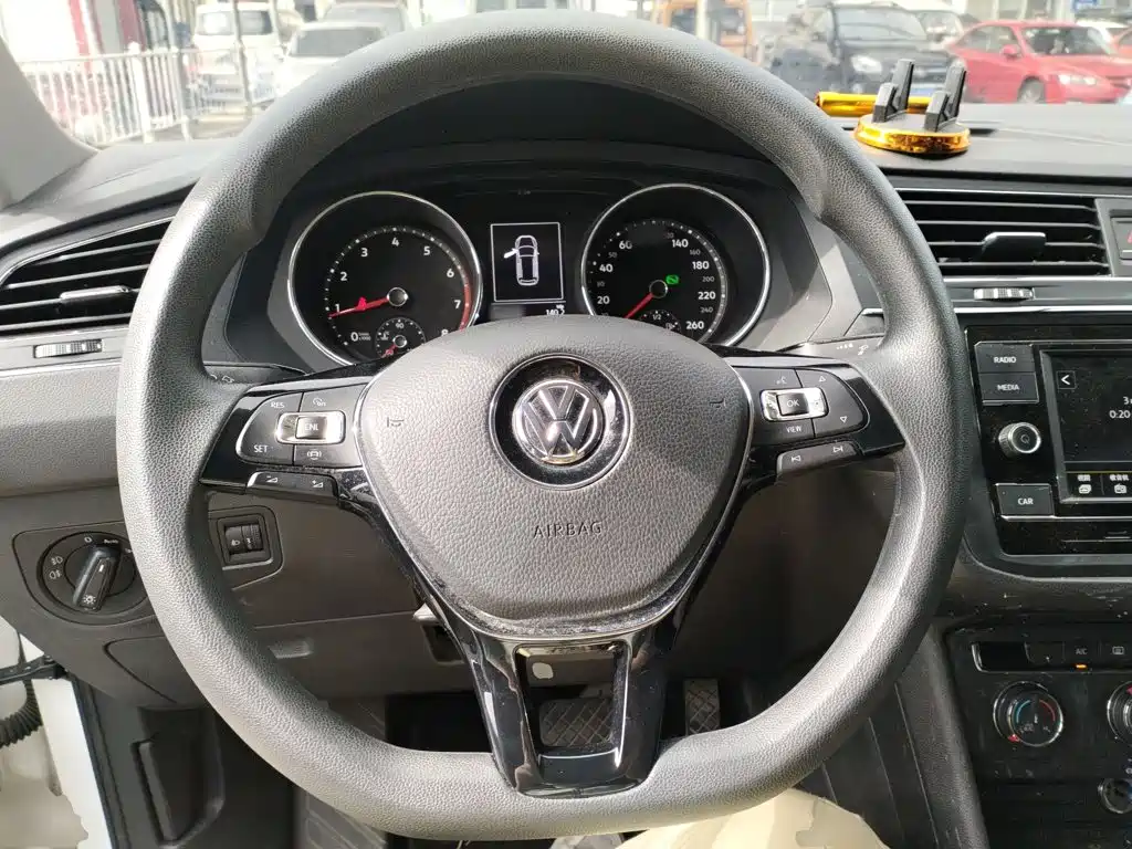 Фото 7 - Volkswagen Tiguan L