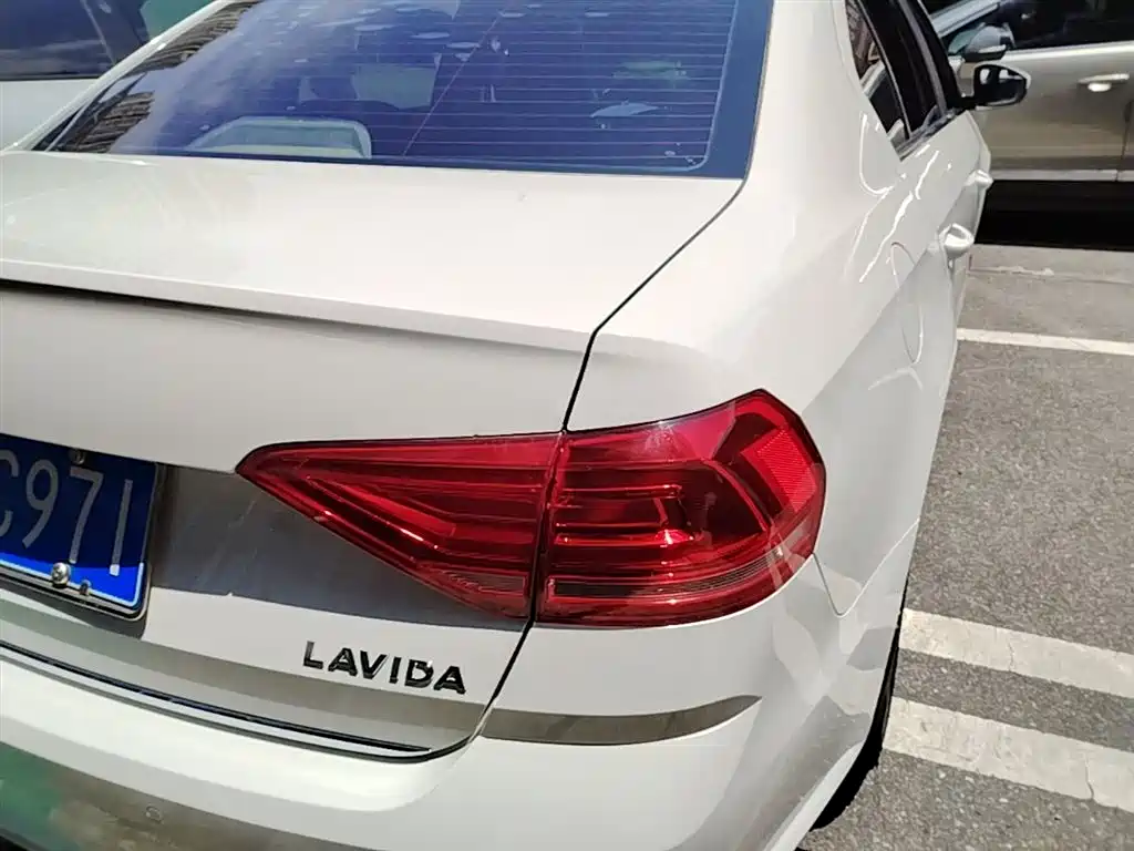 Volkswagen Lavida 2017 1.6L Automatic Comfort Edition фото 8
