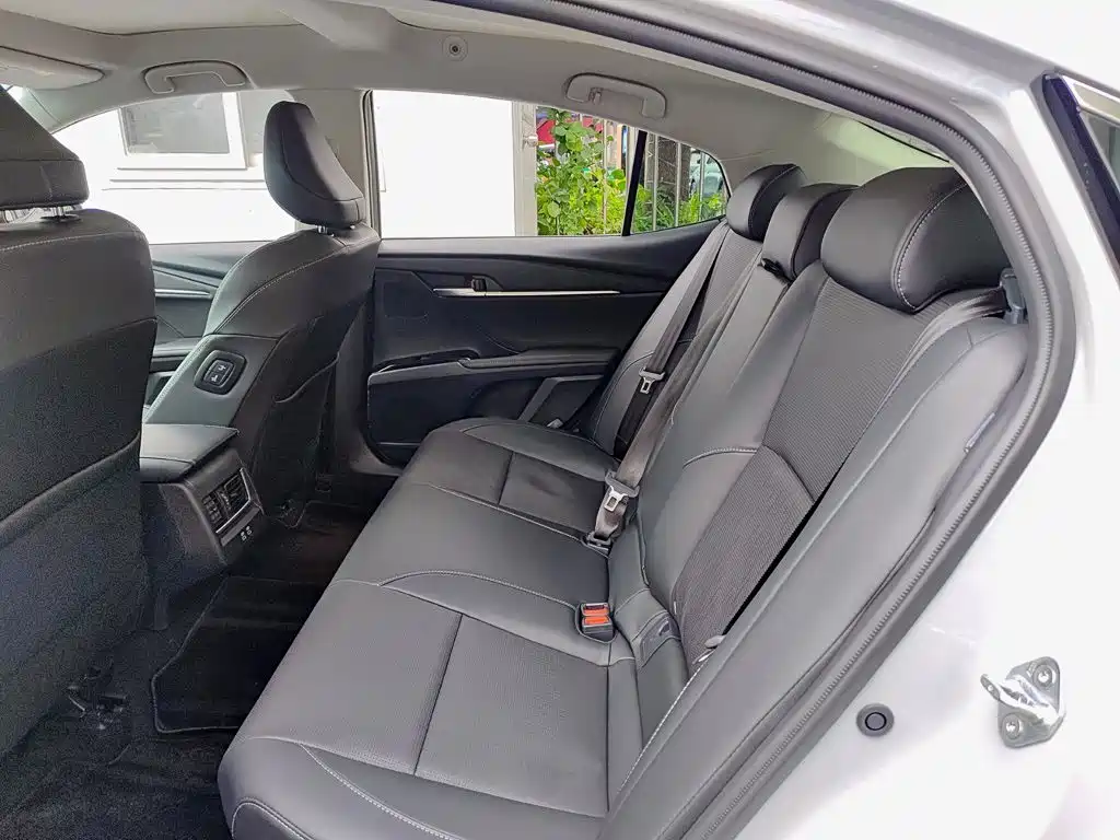 Photo 8 - Toyota Camry