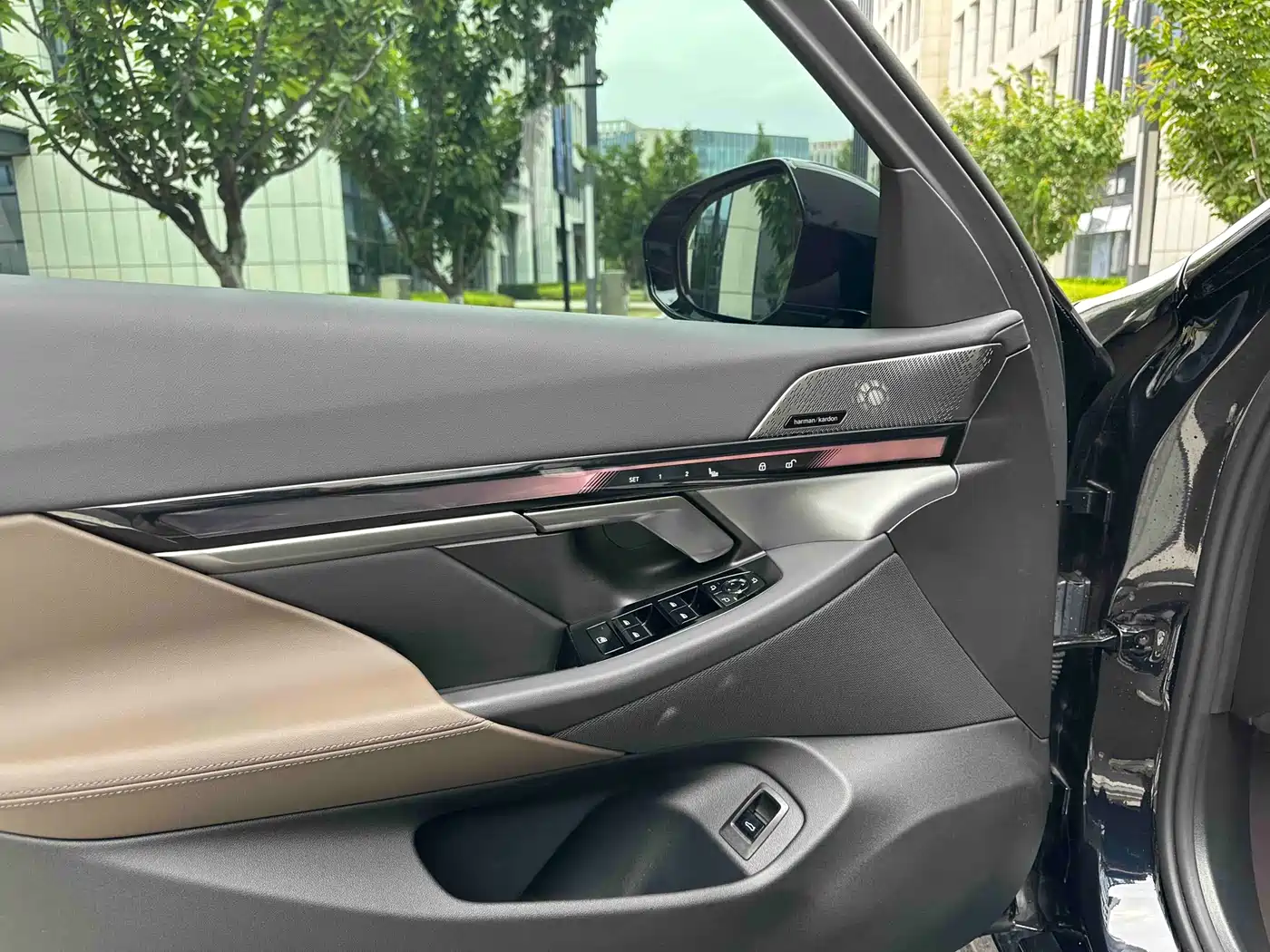 BMW 5 Series 2025 530Li Leading M Sport Package фото 17