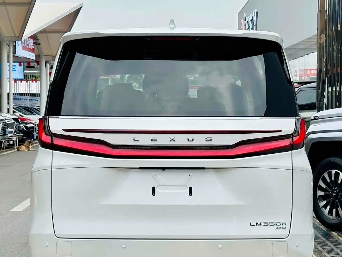 Lexus LM 2023 350h 7-Seater Elegance Edition фото 4