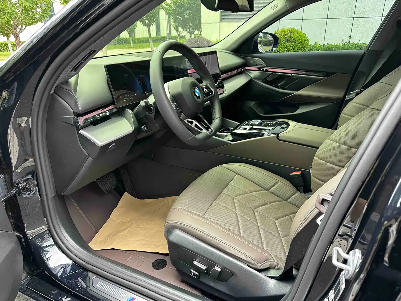 BMW 5 Series 2025 530Li Leading M Sport Package фото 19