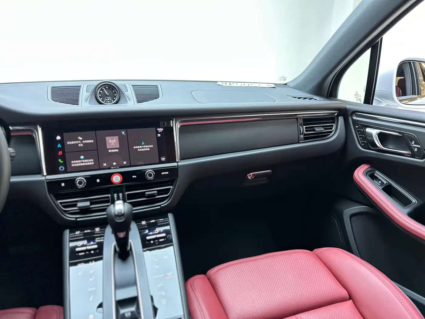 PORSCHE MACAN