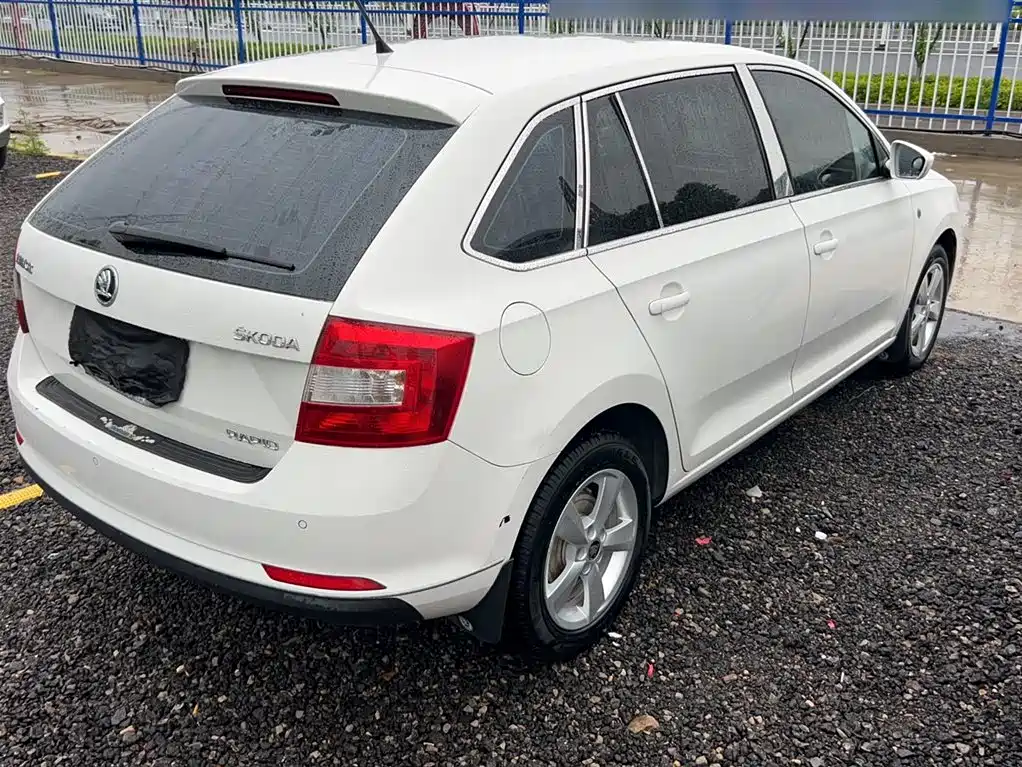 Škoda Skoda Rapid Spaceback 2014 1.6L Automatic Joy Edition фото 8