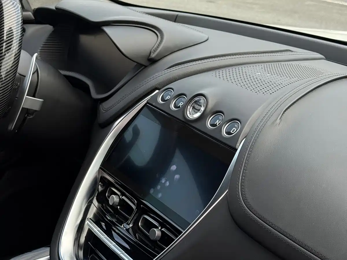 Photo 10 - Aston Martin DBX