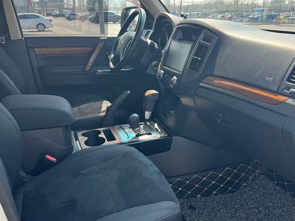 Mitsubishi Pajero (Import) 2019 3.0L Auto Standard Version фото 11