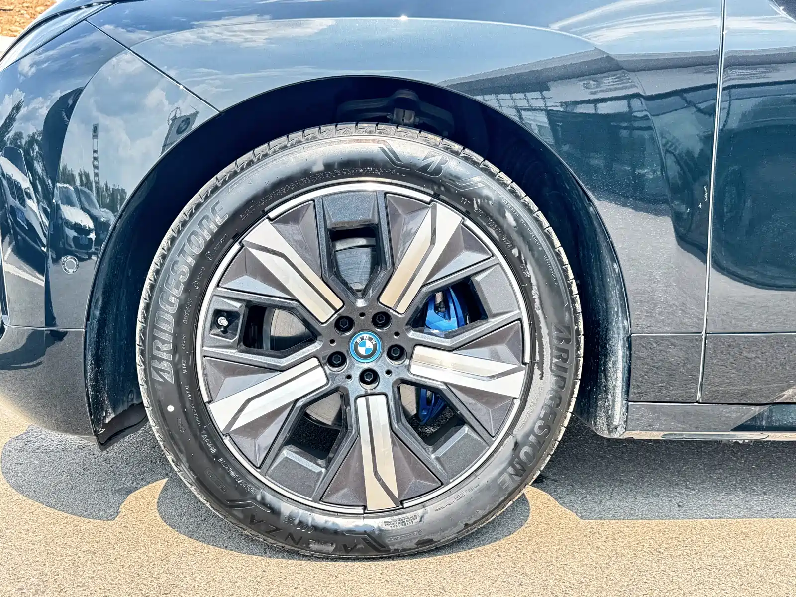 Photo 7 - BMW iX
