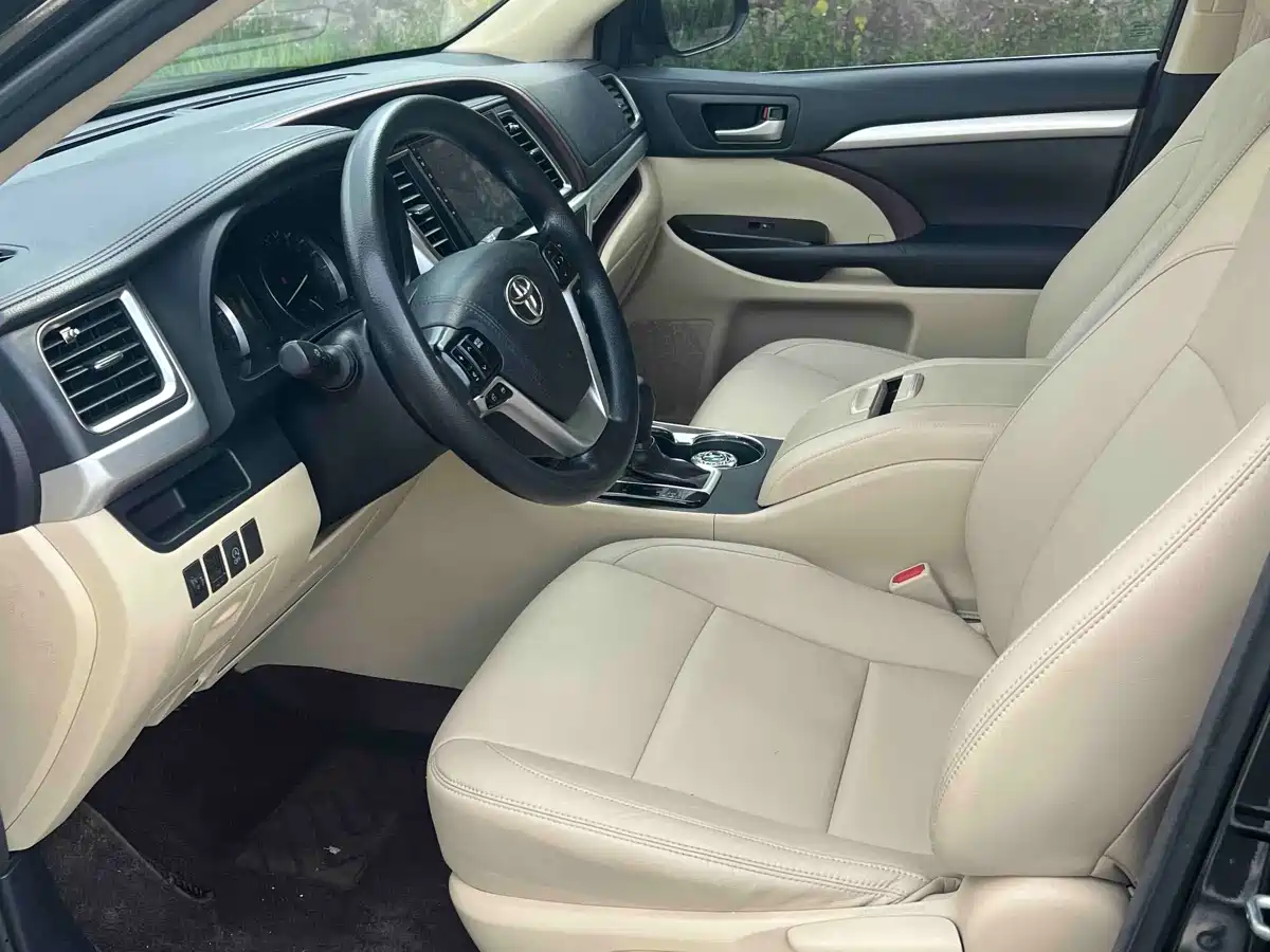 Photo 7 - Toyota Highlander