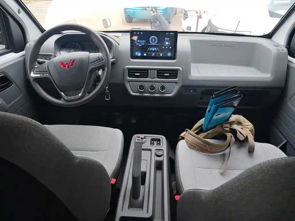Wuling Motors Wuling Yangguang 2025 2024 300KM Comfort Bus Version 75kW