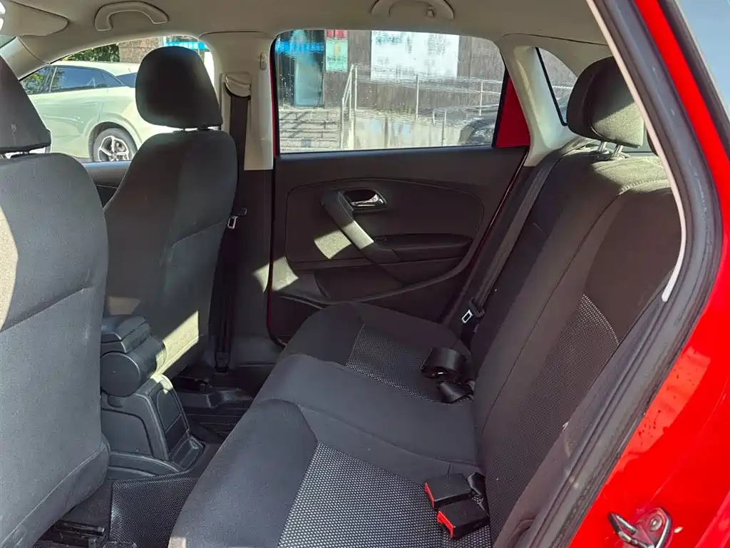 Volkswagen Polo 2013 1.6L Automatic Luxury Edition фото 11