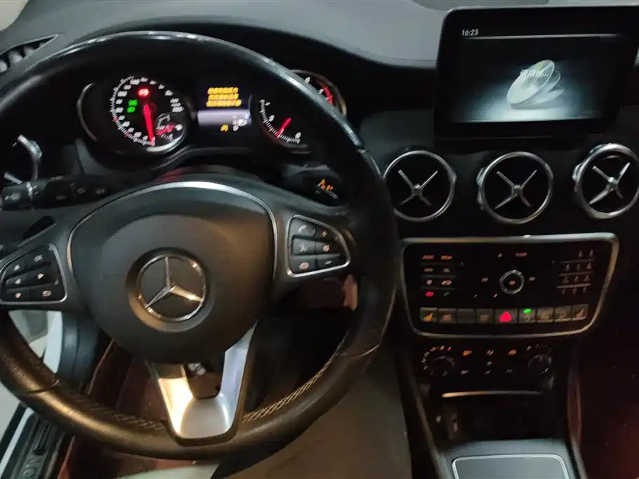 Mercedes-Benz GLA 2017 GLA 220 4MATIC Luxury фото 12