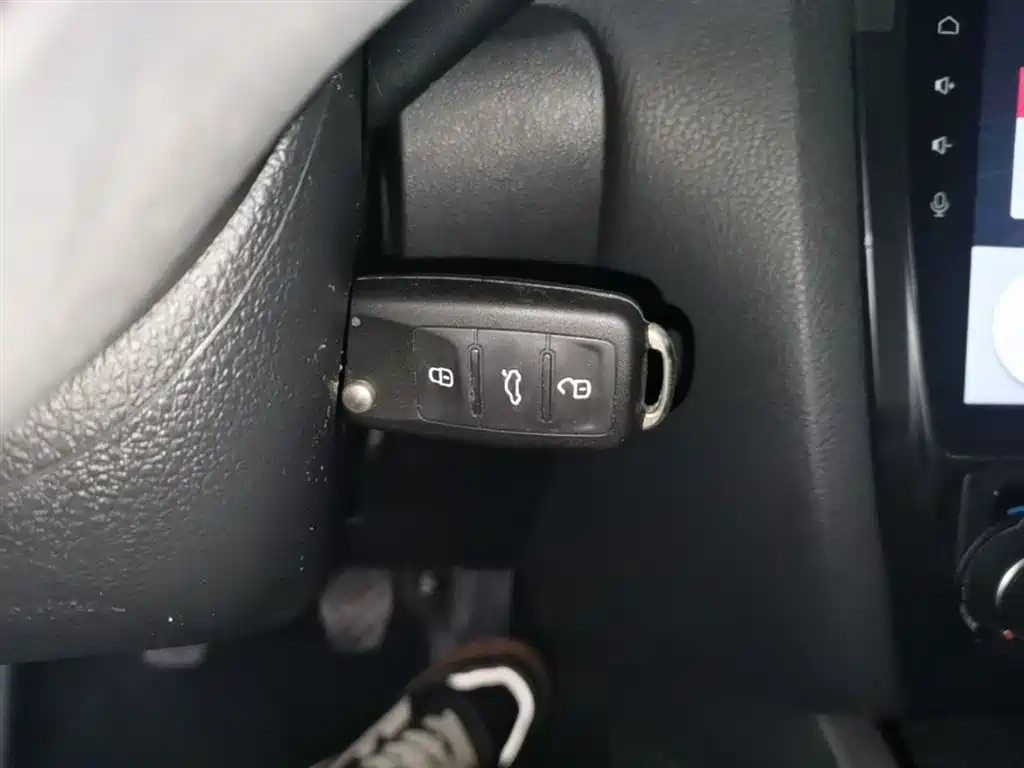 Volkswagen Sagitar 2014 Facelift 1.6L Manual Leading Version фото 9