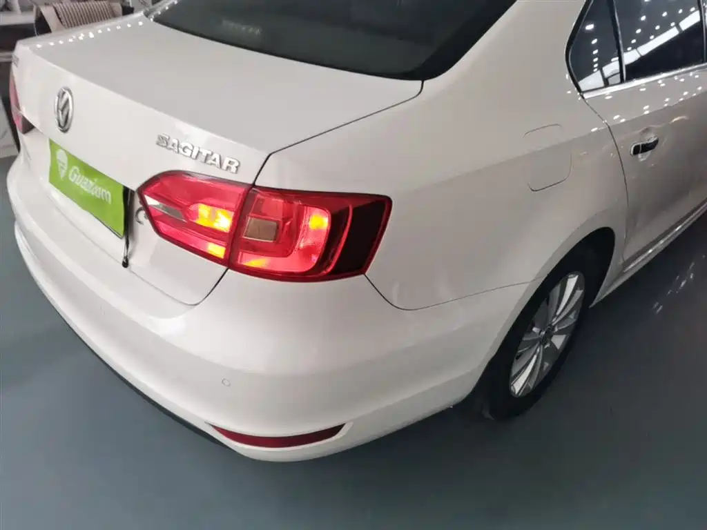 Volkswagen Sagitar 2014 Facelift 1.6L Manual Leading Version фото 8