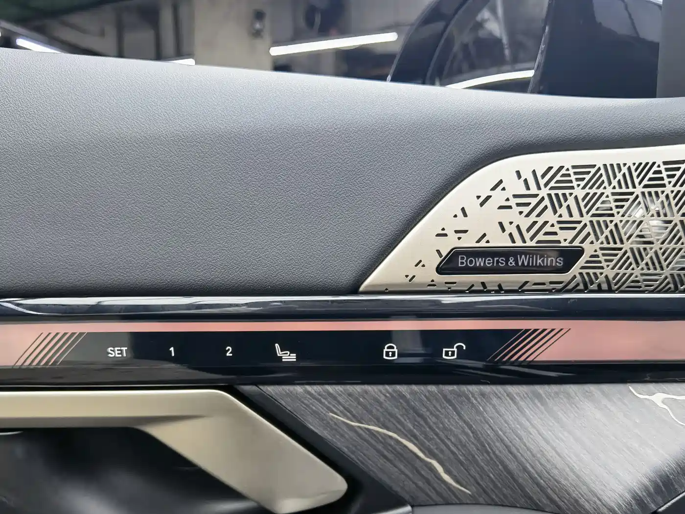 BMW 5 Series 2025 530Li Premium M Sport Package фото 15
