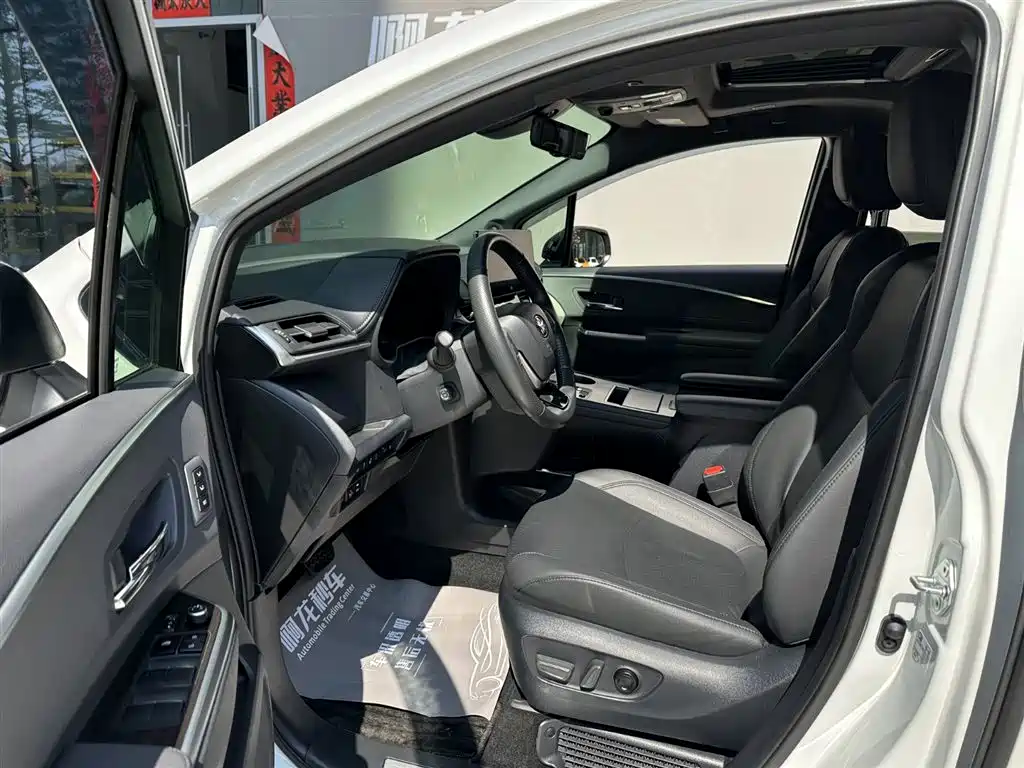 Toyota Granvia 2023 2.5L Hybrid Flagship VIP Edition фото 9