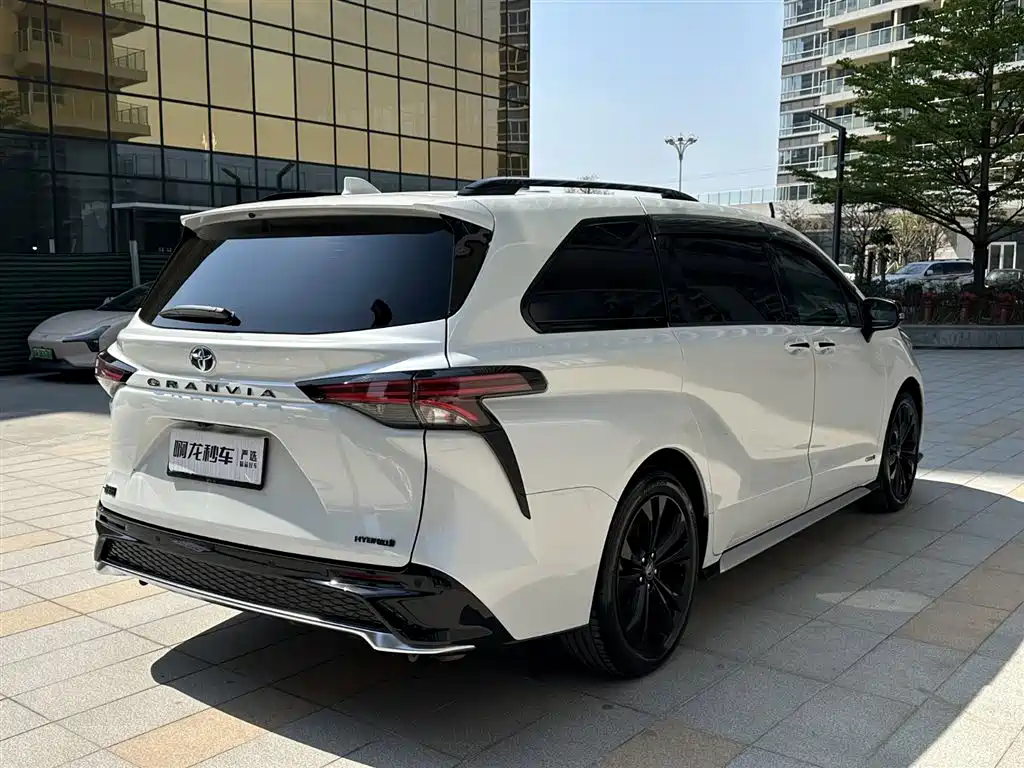 Toyota Granvia 2023 2.5L Hybrid Flagship VIP Edition фото 6