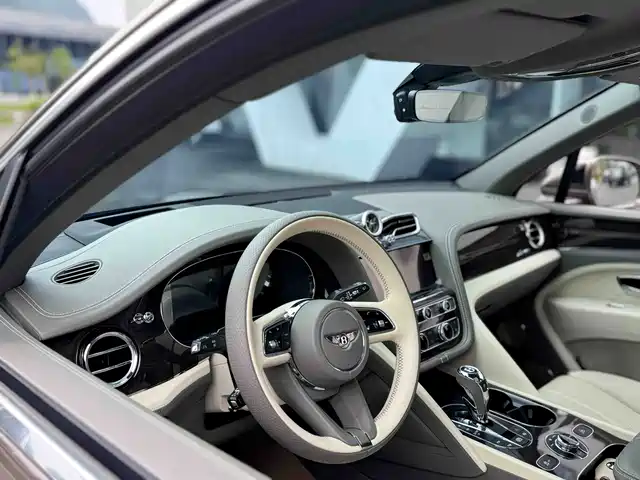 Bentley Bentayga 2023 4.0T V8 Long Wheelbase Elegance Edition — фото 4