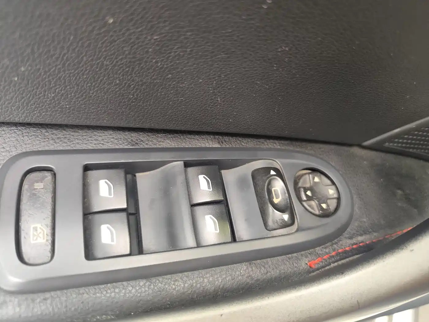 Peugeot 408 2013 2.0L Automatic Comfort Edition фото 15