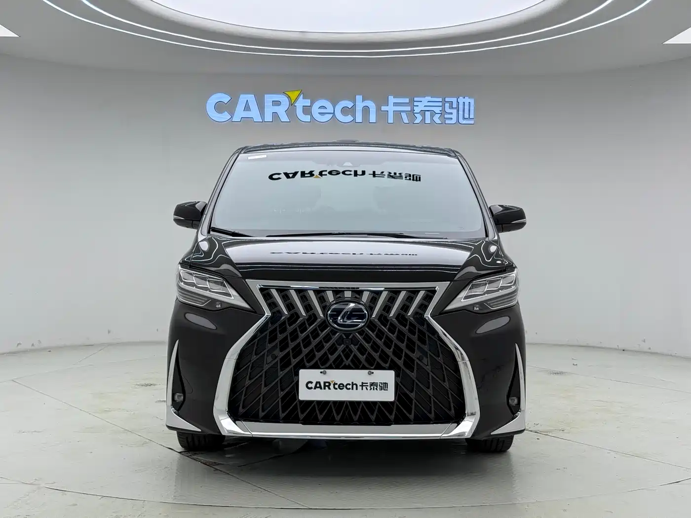 Lexus LM 2020 300h Seven-Seater Elegance Edition фото 2