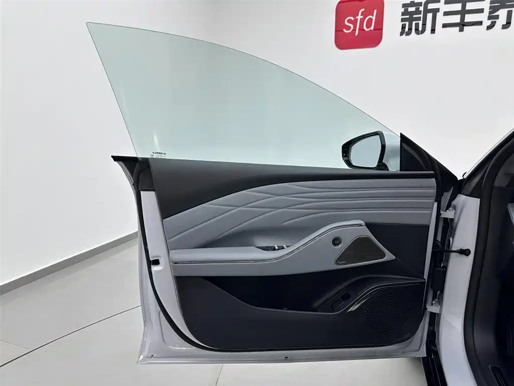 Geely Galaxy Galaxy E8 2025 700km Long Voyage Smart Drive Edition фото 8