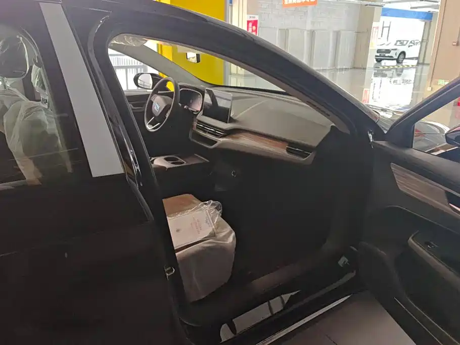 Hongqi E-QM5 2026 2025 Model 500km Travel Edition