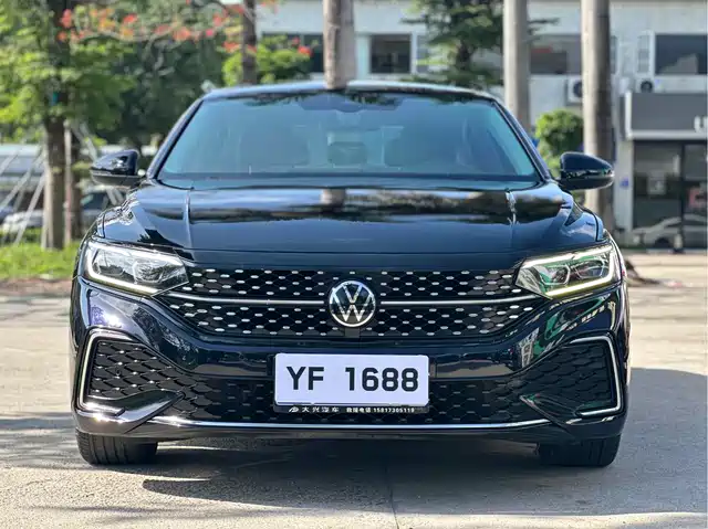 Volkswagen Passat 2022 330TSI Starlight Luxury Edition — фото 2
