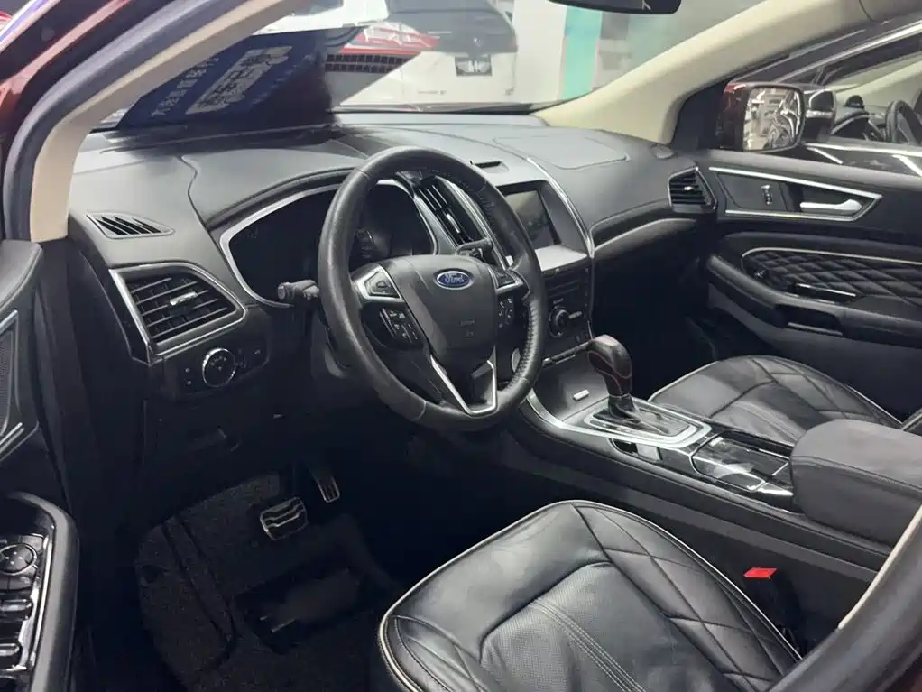 Фото 12 - Ford Edge