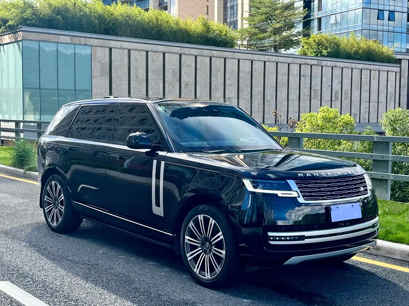 Land Rover Range Rover 2023 3.0 L6 400PS Genesis Extended Version фото 3