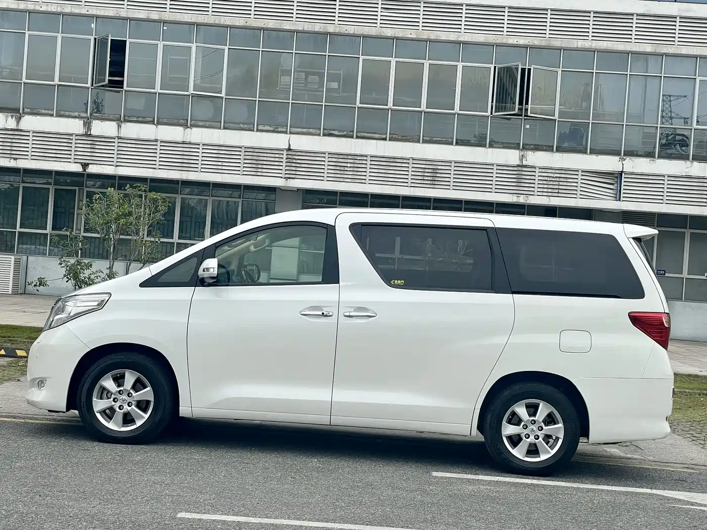 Toyota Alphard 2011 3.5L Luxury Edition фото 21