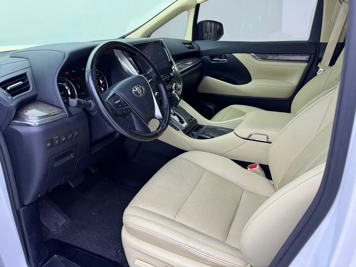 Toyota Alphard 2021 Hybrid 2.5L Premium фото 4