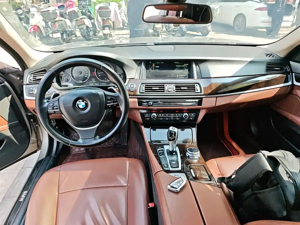 BMW 5 Series 2014 535Li Leadership фото 6