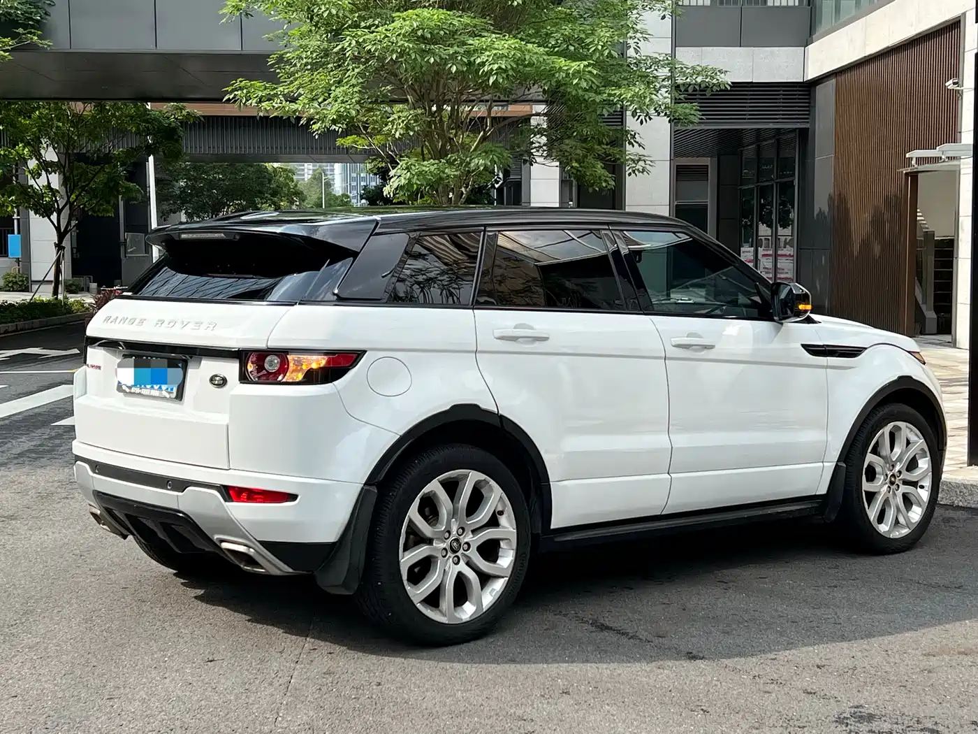 Land Rover Range Rover Evoque (Import) 2013 2.0T 5-Door Spark Limited Edition фото 5