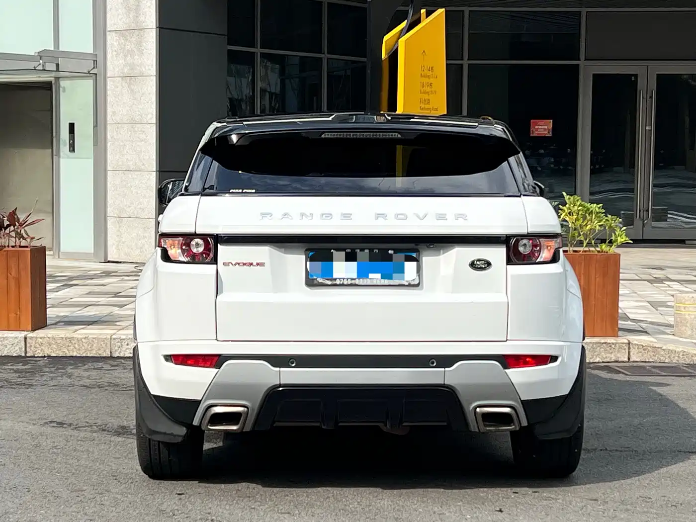 Land Rover Range Rover Evoque (Import) 2013 2.0T 5-Door Spark Limited Edition фото 6