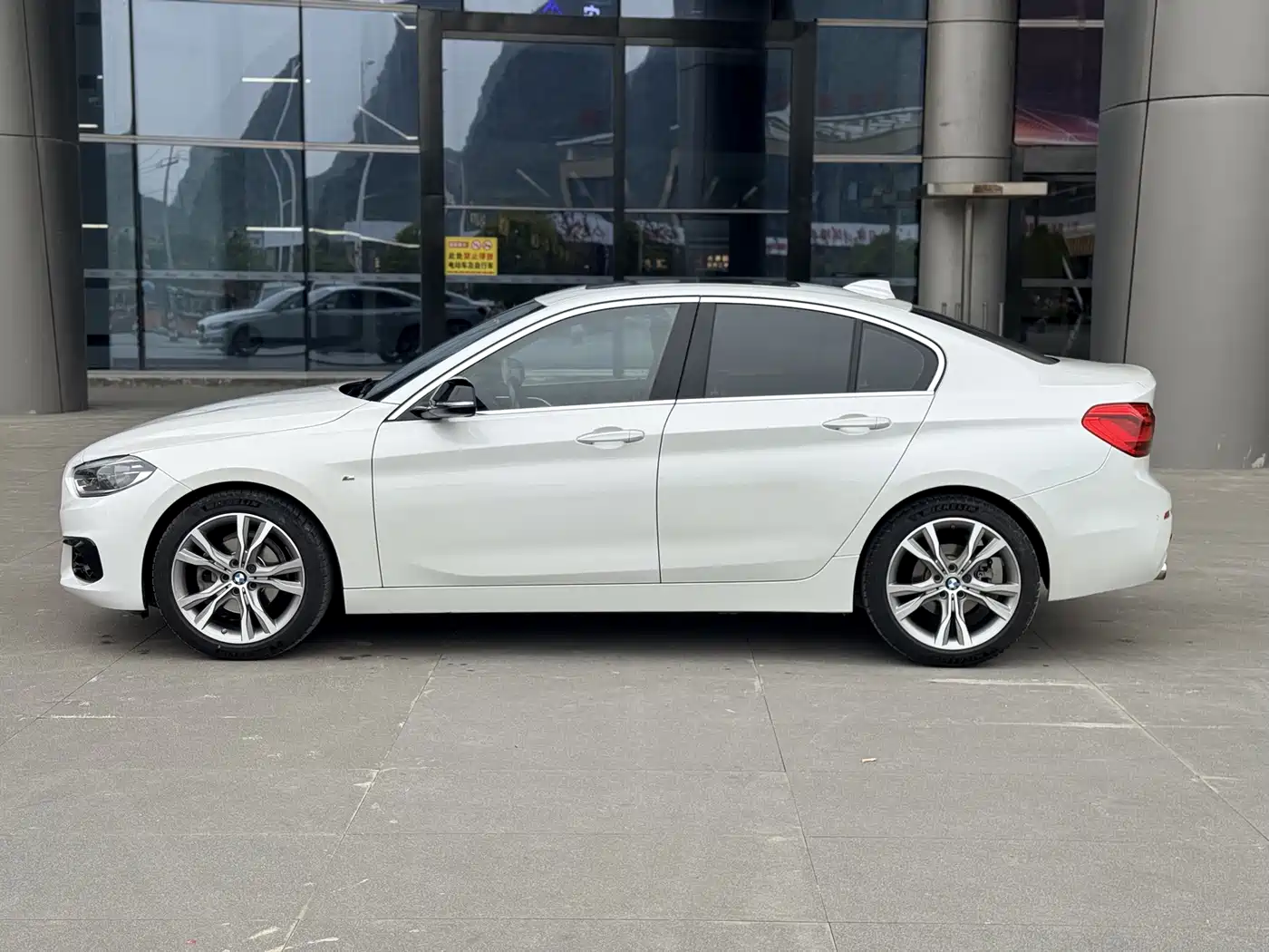 BMW 1 Series 2018 118i Sport Edition фото 4