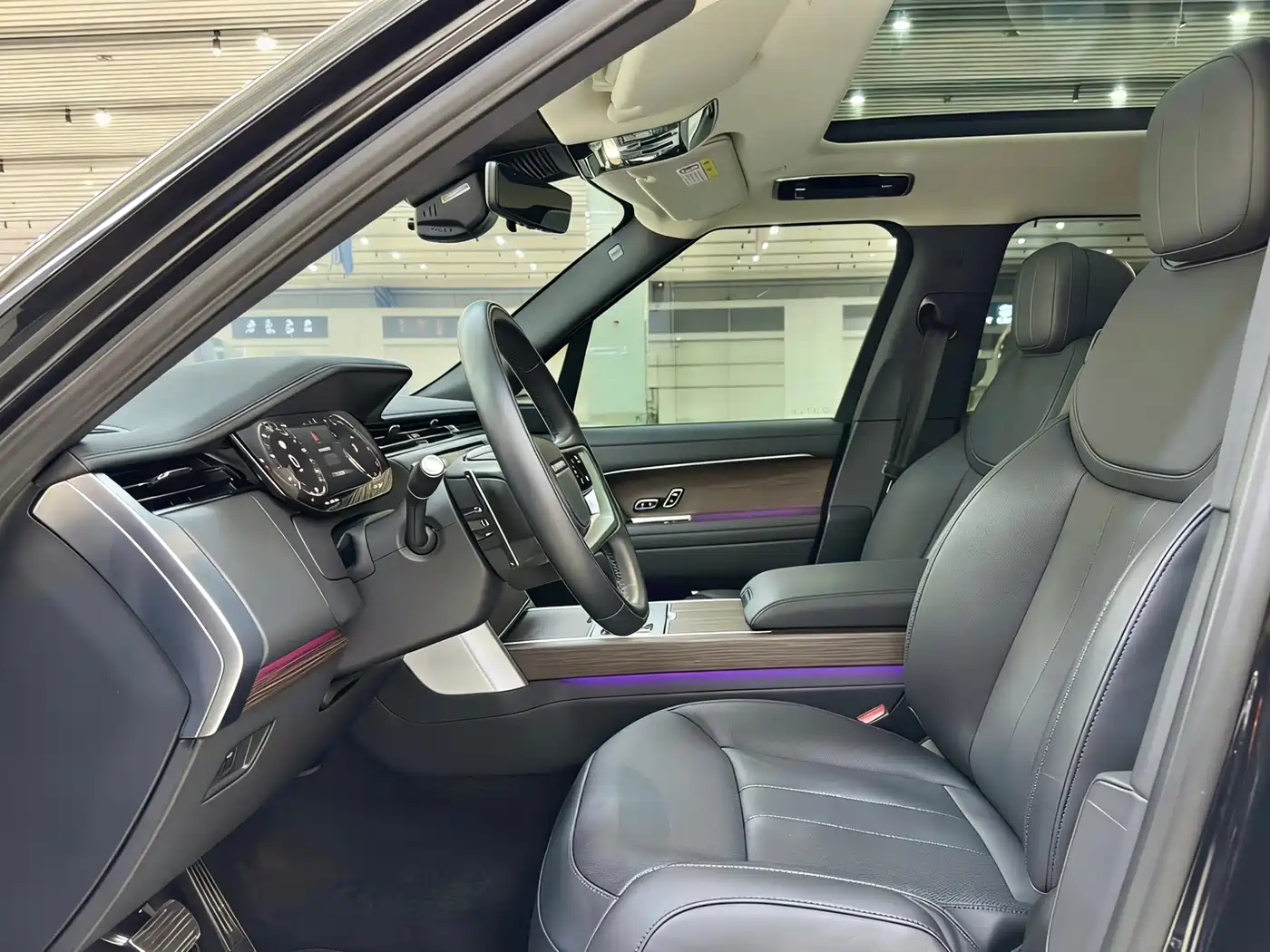Land Rover Range Rover 2024 3.0 L6 360PS Golden Age Edition фото 10