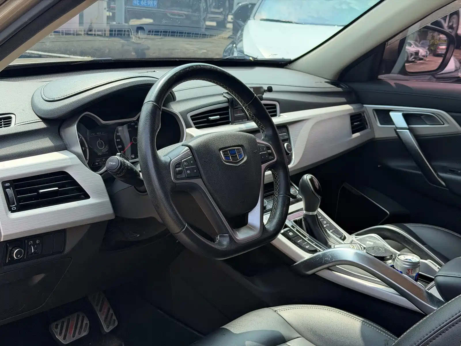 Photo 7 - Geely Atlas
