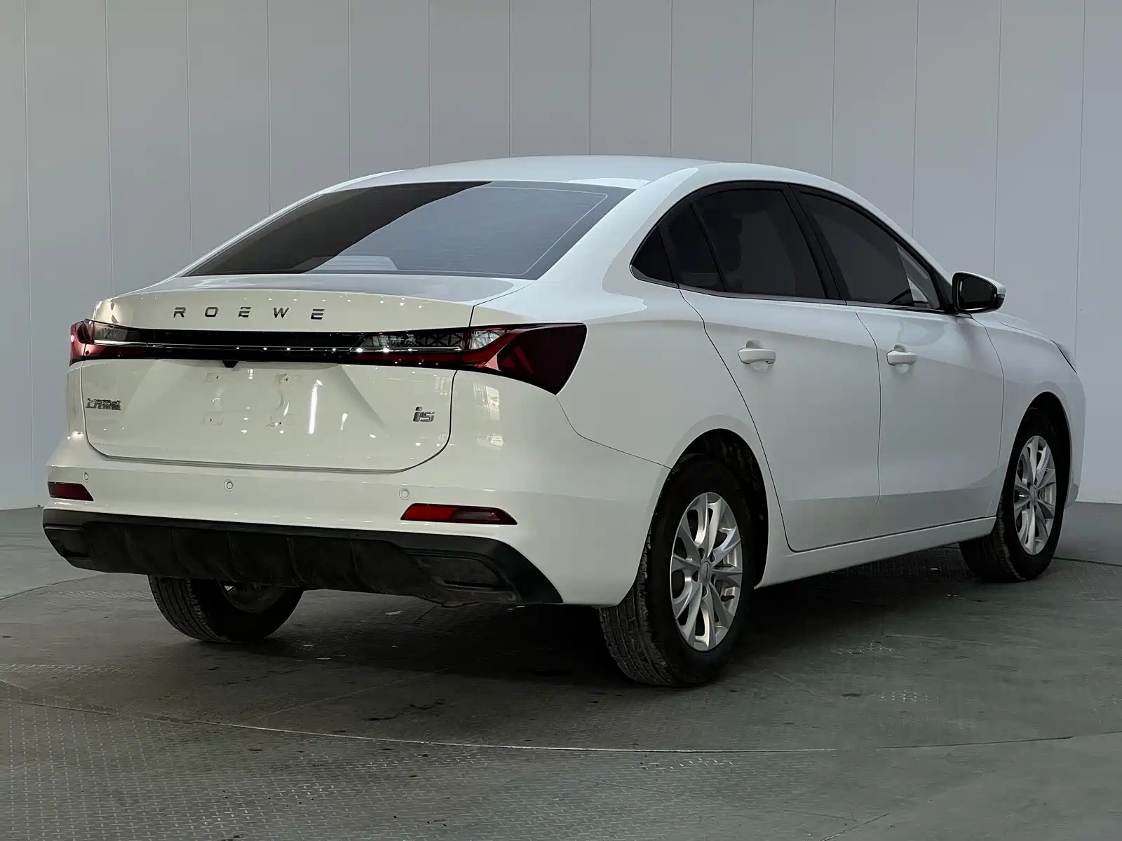 Фото 16 - Roewe i5