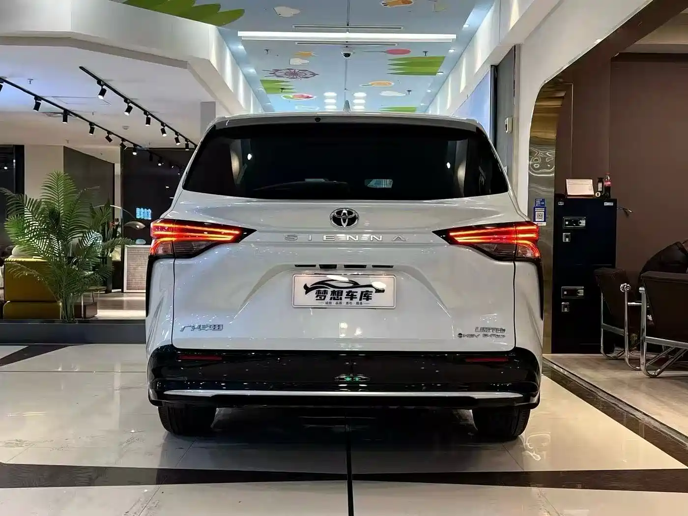 Toyota Sienna 2024 2.5L Hybrid 4WD Premium Edition фото 7