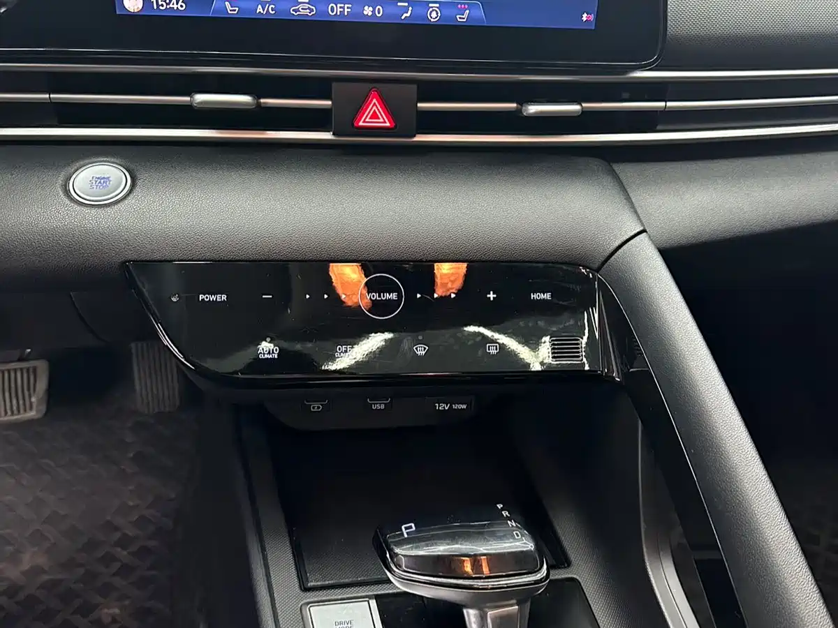 Hyundai Elantra 2021 1.5L CVT LUX Premium Edition фото 15